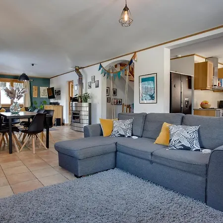 Large Chalet, Sleeps 12, 200m2, 5 Bedroom, 4 Bathroom, Garden, Jacuzzi, Sauna