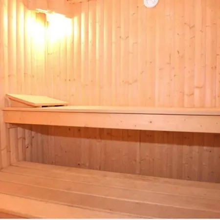 Chalé Large Chalet, Sleeps 12, 200m2, 5 Bedroom, 4 Bathroom, Garden, Jacuzzi, Sauna *