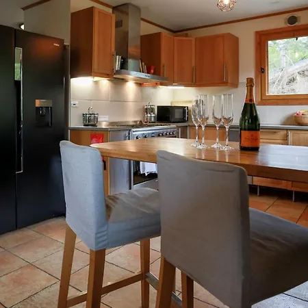 Large Chalet, Sleeps 12, 200m2, 5 Bedroom, 4 Bathroom, Garden, Jacuzzi, Sauna Chalé