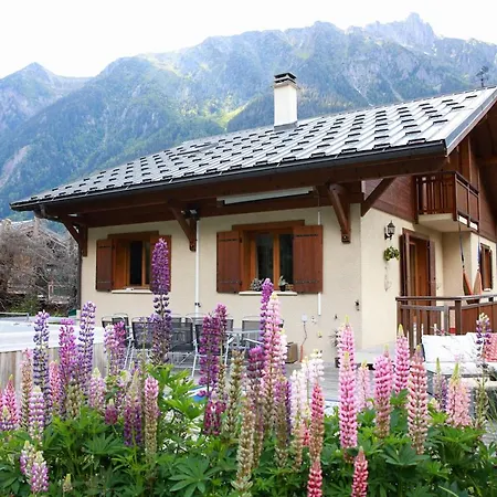 Large Chalet, Sleeps 12, 200m2, 5 Bedroom, 4 Bathroom, Garden, Jacuzzi, Sauna