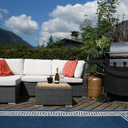 Large Chalet, Sleeps 12, 200m2, 5 Bedroom, 4 Bathroom, Garden, Jacuzzi, Sauna *