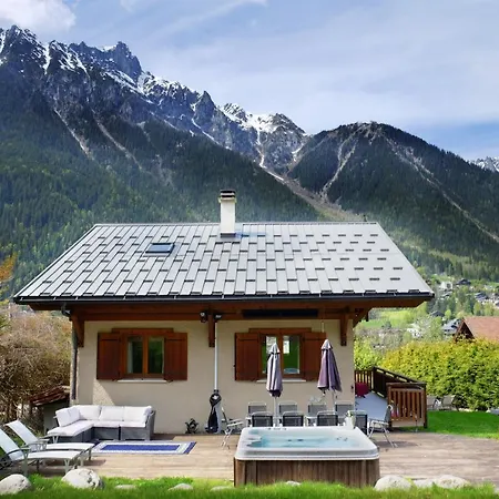 Large Chalet, Sleeps 12, 200m2, 5 Bedroom, 4 Bathroom, Garden, Jacuzzi, Sauna