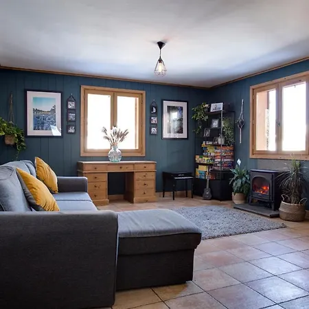 Large Chalet, Sleeps 12, 200m2, 5 Bedroom, 4 Bathroom, Garden, Jacuzzi, Sauna *