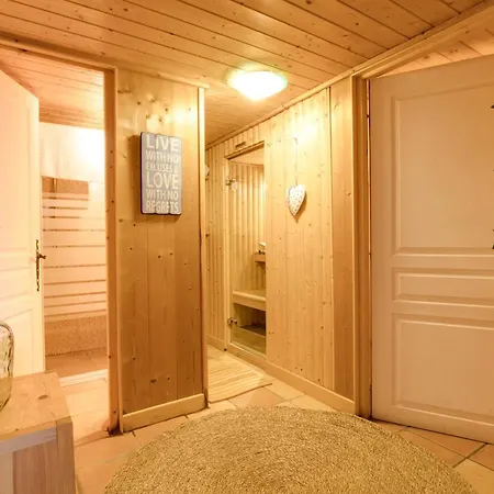 Large Chalet, Sleeps 12, 200m2, 5 Bedroom, 4 Bathroom, Garden, Jacuzzi, Sauna *