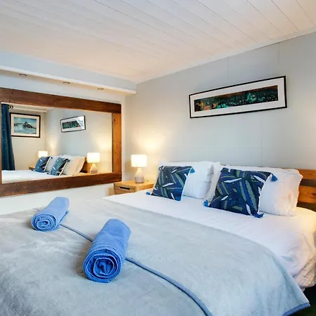 Chalet Large Chalet, Sleeps 12, 200m2, 5 Bedroom, 4 Bathroom, Garden, Jacuzzi, Sauna *