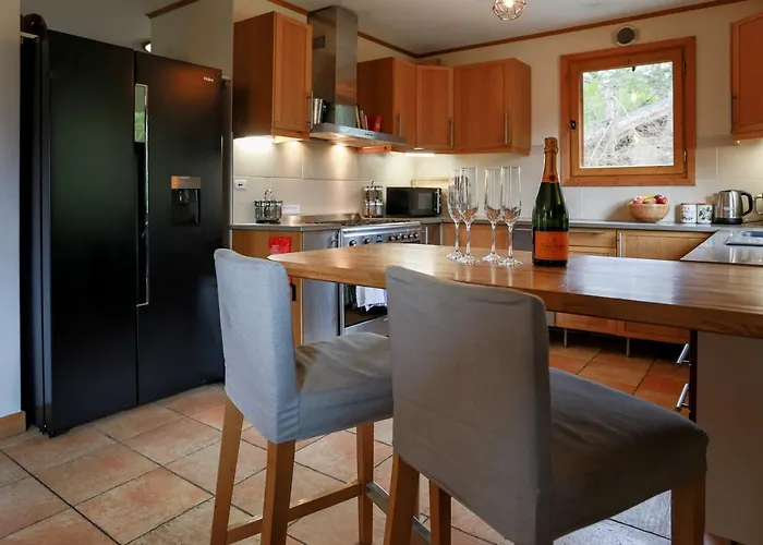 Large Chalet, Sleeps 12, 200m2, 5 Bedroom, 4 Bathroom, Garden, Jacuzzi, Sauna Chalet