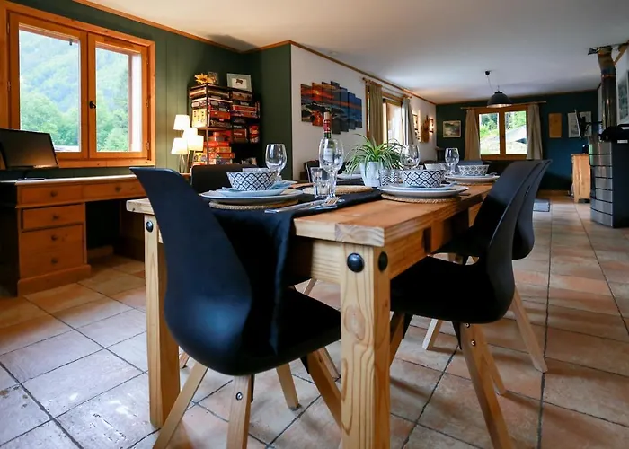 Chalet Large Chalet, Sleeps 12, 200m2, 5 Bedroom, 4 Bathroom, Garden, Jacuzzi, Sauna Chamonix