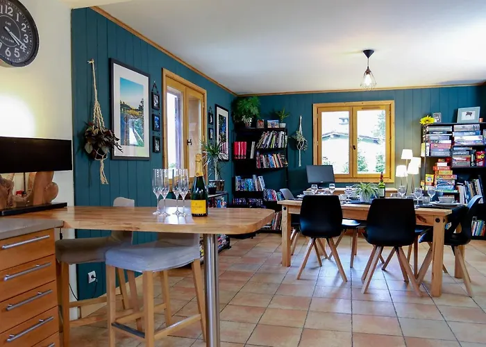 Шале Large Chalet, Sleeps 12, 200m2, 5 Bedroom, 4 Bathroom, Garden, Jacuzzi, Sauna *