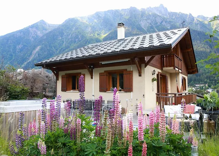Large Chalet, Sleeps 12, 200m2, 5 Bedroom, 4 Bathroom, Garden, Jacuzzi, Sauna