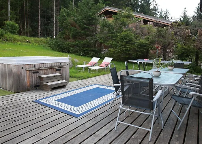 Шале Large Chalet, Sleeps 12, 200m2, 5 Bedroom, 4 Bathroom, Garden, Jacuzzi, Sauna