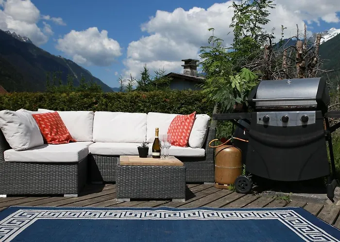 Large Chalet, Sleeps 12, 200m2, 5 Bedroom, 4 Bathroom, Garden, Jacuzzi, Sauna *