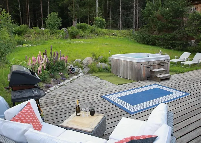 Large Chalet, Sleeps 12, 200m2, 5 Bedroom, 4 Bathroom, Garden, Jacuzzi, Sauna Шале *