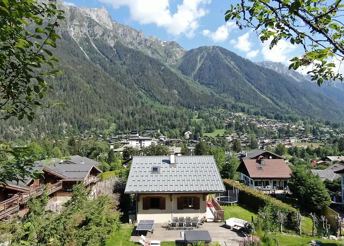 Large Chalet, Sleeps 12, 200m2, 5 Bedroom, 4 Bathroom, Garden, Jacuzzi, Sauna Chalet Chamonix