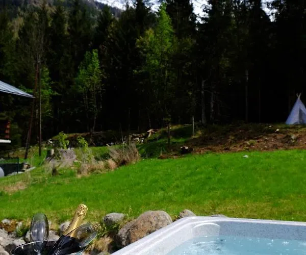 Chalet Large Chalet, Sleeps 12, 200m2, 5 Bedroom, 4 Bathroom, Garden, Jacuzzi, Sauna *