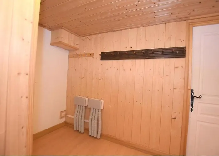 Large Chalet, Sleeps 12, 200m2, 5 Bedroom, 4 Bathroom, Garden, Jacuzzi, Sauna *