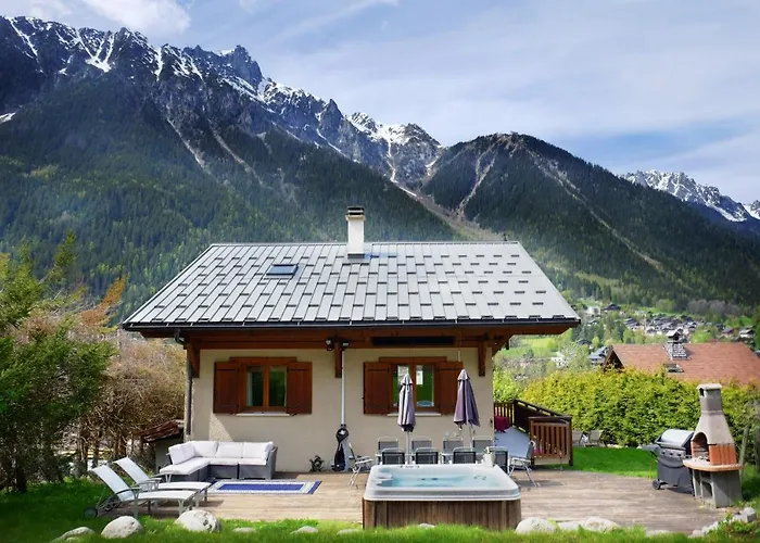 Large Chalet, Sleeps 12, 200m2, 5 Bedroom, 4 Bathroom, Garden, Jacuzzi, Sauna