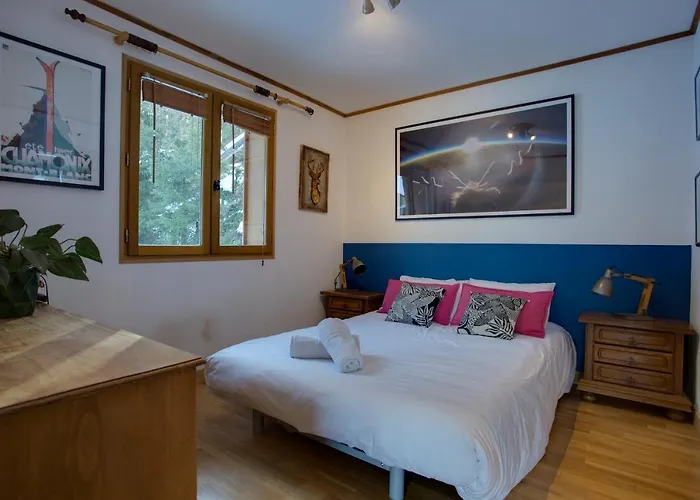 Large Chalet, Sleeps 12, 200m2, 5 Bedroom, 4 Bathroom, Garden, Jacuzzi, Sauna Chamonix