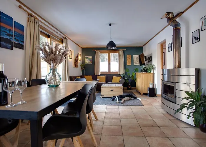 Large Chalet, Sleeps 12, 200m2, 5 Bedroom, 4 Bathroom, Garden, Jacuzzi, Sauna Chamonix