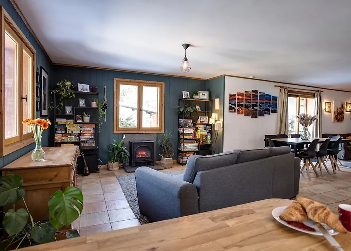 Large Chalet, Sleeps 12, 200m2, 5 Bedroom, 4 Bathroom, Garden, Jacuzzi, Sauna Chamonix