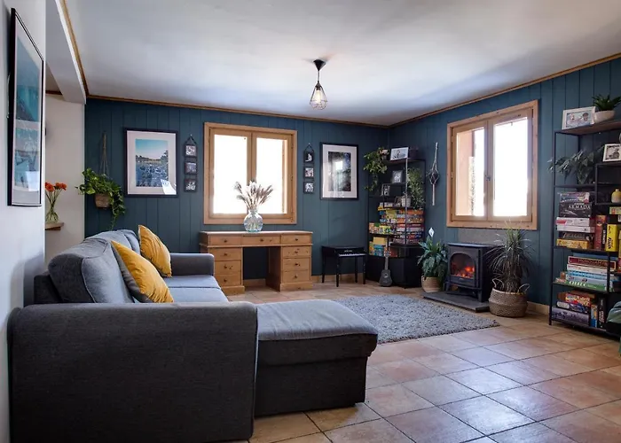 Large Chalet, Sleeps 12, 200m2, 5 Bedroom, 4 Bathroom, Garden, Jacuzzi, Sauna *