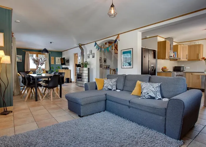 Large Chalet, Sleeps 12, 200m2, 5 Bedroom, 4 Bathroom, Garden, Jacuzzi, Sauna