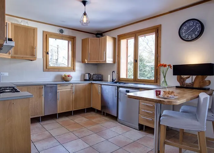 Chalet Large Chalet, Sleeps 12, 200m2, 5 Bedroom, 4 Bathroom, Garden, Jacuzzi, Sauna Chamonix