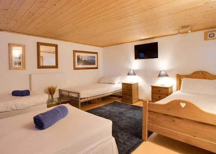 Chalet Large Chalet, Sleeps 12, 200m2, 5 Bedroom, 4 Bathroom, Garden, Jacuzzi, Sauna Chamonix