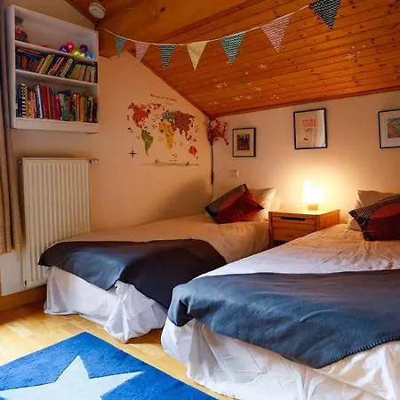 Шале Large Chalet, Sleeps 12, 200m2, 5 Bedroom, 4 Bathroom, Garden, Jacuzzi, Sauna *