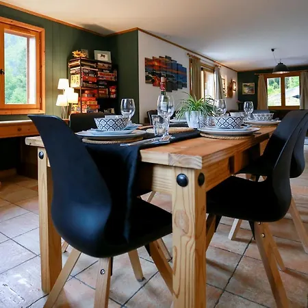 Шале Large Chalet, Sleeps 12, 200m2, 5 Bedroom, 4 Bathroom, Garden, Jacuzzi, Sauna Шамоні