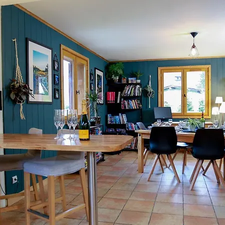 Шале Large Chalet, Sleeps 12, 200m2, 5 Bedroom, 4 Bathroom, Garden, Jacuzzi, Sauna *
