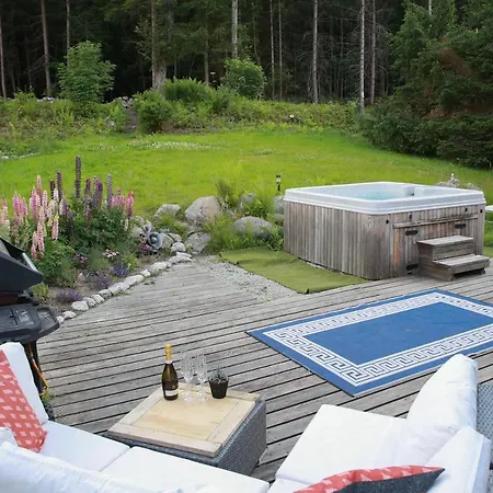 Large Chalet, Sleeps 12, 200m2, 5 Bedroom, 4 Bathroom, Garden, Jacuzzi, Sauna Шале *