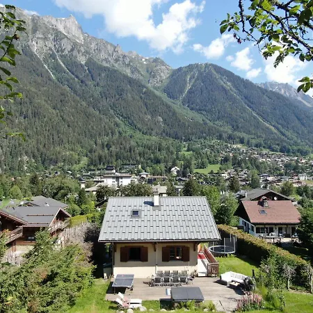 Large Chalet, Sleeps 12, 200m2, 5 Bedroom, 4 Bathroom, Garden, Jacuzzi, Sauna Шале Шамоні