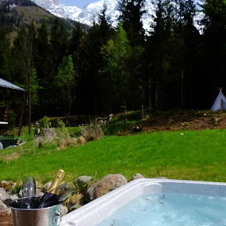 Шале Large Chalet, Sleeps 12, 200m2, 5 Bedroom, 4 Bathroom, Garden, Jacuzzi, Sauna *