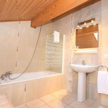 Large Chalet, Sleeps 12, 200m2, 5 Bedroom, 4 Bathroom, Garden, Jacuzzi, Sauna Шале *