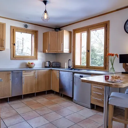 Шале Large Chalet, Sleeps 12, 200m2, 5 Bedroom, 4 Bathroom, Garden, Jacuzzi, Sauna Шамоні