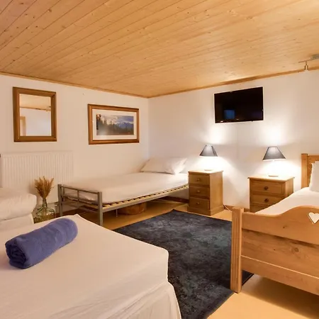 Шале Large Chalet, Sleeps 12, 200m2, 5 Bedroom, 4 Bathroom, Garden, Jacuzzi, Sauna Шамоні